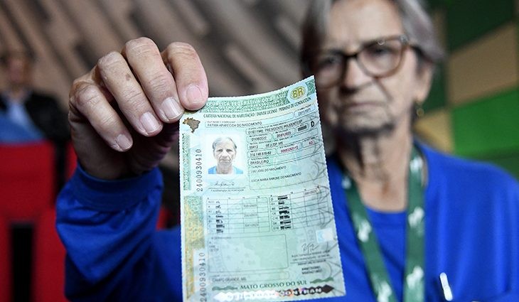 Idosa de 75 anos é a primeira a receber nova CNH em MS
