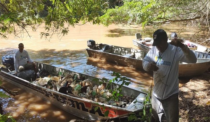 Mutirão retira mais de 1 tonelada de lixo do rio Negro