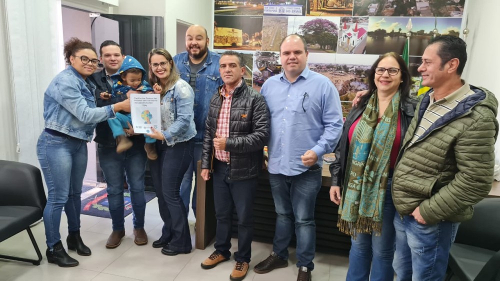 Vereadores de Ponta Porã recebem cartilha do Instituto Amor de Mãe