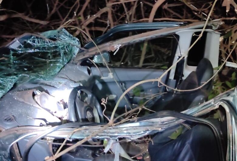 Motorista fica gravemente ferido após colisão com carreta na BR-163