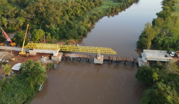 Construção de ponte sobre o Rio Dourados avança com lançamento de vigas