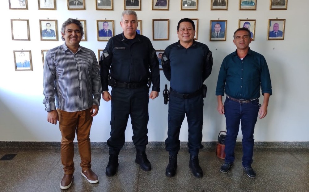 Vanderlei Avelino visita comando da PM em Ponta Porã