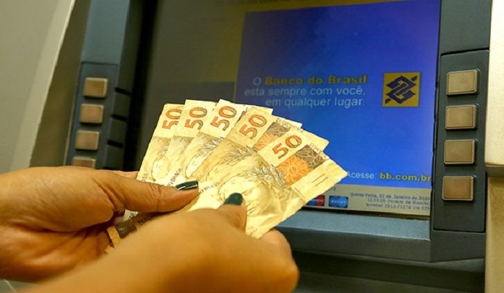 Governo deposita salário dos servidores no dia 30 e metade do 13° em 5 de julho