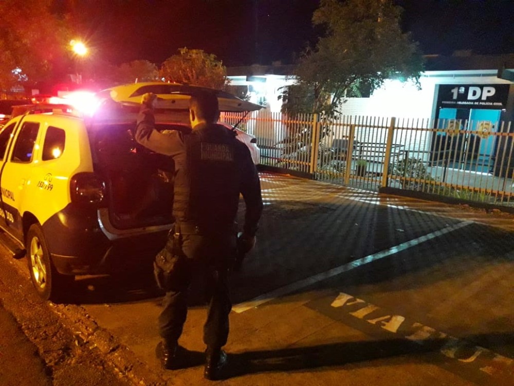 Jovens são flagrados fazendo sexo em banheiro público
