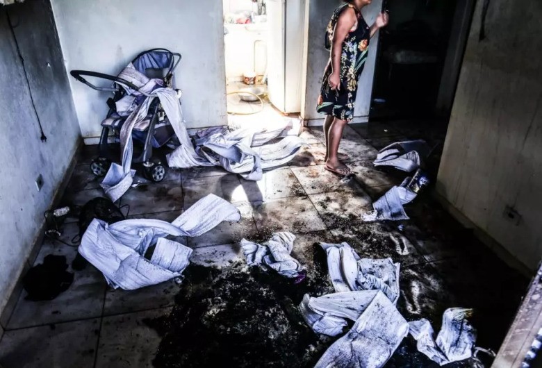Casa pega fogo e crianças são salvas pela janela