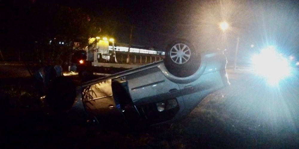 Dono de lava-rápido pega carro de cliente sem autorização e capota veículo