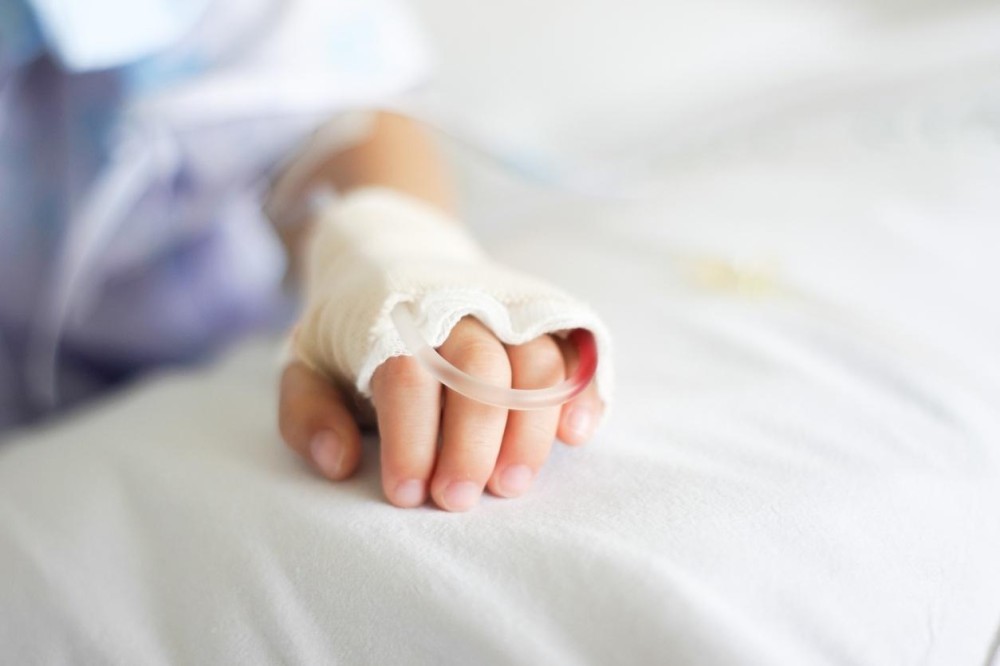 Surto de hepatite em crianças pode ser provocado por vírus comum