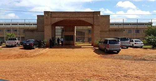Membros de facção rendem guardas e fogem de prisão no Paraguai