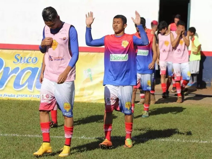 Jogador de futebol morre ao capotar carro em rodovia de MS