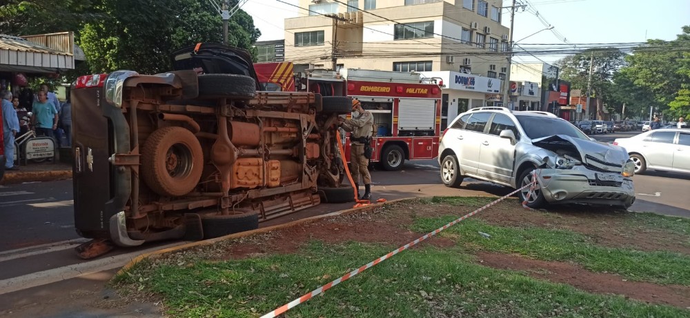 Após colisão, S10 capota e casal fica preso no veículo