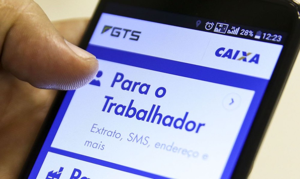 Entenda como aposentado que trabalha pode sacar FGTS
