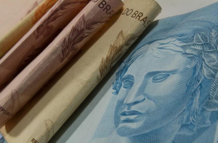Governo deposita salários nesta terça-feira; servidores podem sacar dinheiro na quarta