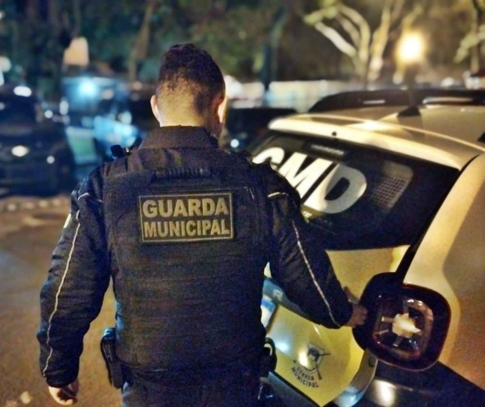 Sob efeito de drogas, homem é preso após agredir mulher e ameaçar jogar bebê de prédio
