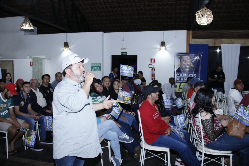 Em Amambai uma multidão ouve as propostas de Carlos Bernardo