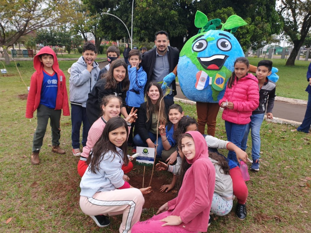 Alunos da Escola Manoel Martins plantam mudas de árvores no Parque dos Ervais