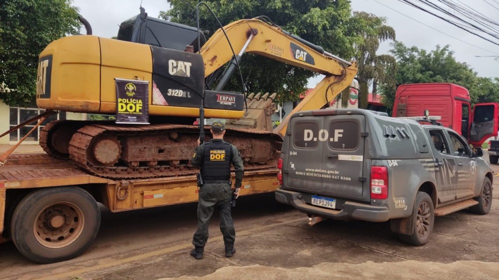 Retroecavadeira furtada em Itaporã é recuperada na fronteira