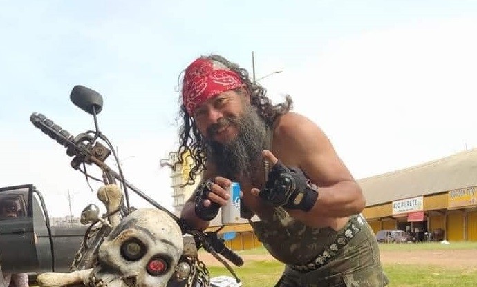 Motociclista morre ao bater em carro de funerária no Paraguai