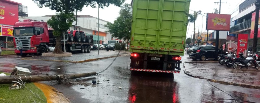 Motorista derruba poste de iluminação no centro de Ponta Porã