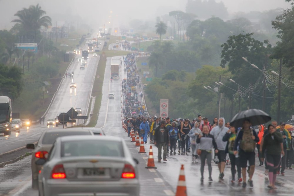Mesmo com muita chuva romeiros lotam Santuário em Dourados