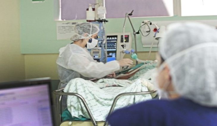 Número de casos confirmados de Covid cai, mas óbitos e internações se mantém em alta