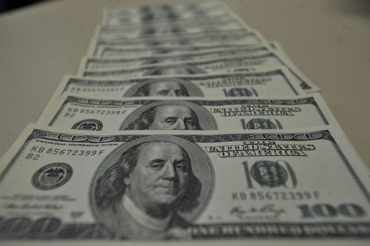 Dólar fecha a R$ 5,26 e volta a bater recorde nominal