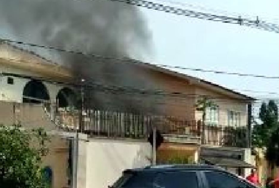 Carro pega fogo em sobrado e pai resgata filha no incêndio