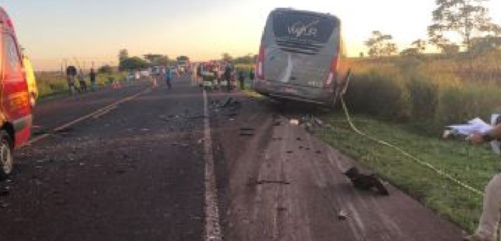 Colisão entre Hilux e ônibus deixa mortos e feridos na BR-163