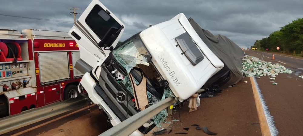 Motorista perde controle e capota carreta entre Vila São Pedro e Vila Vargas