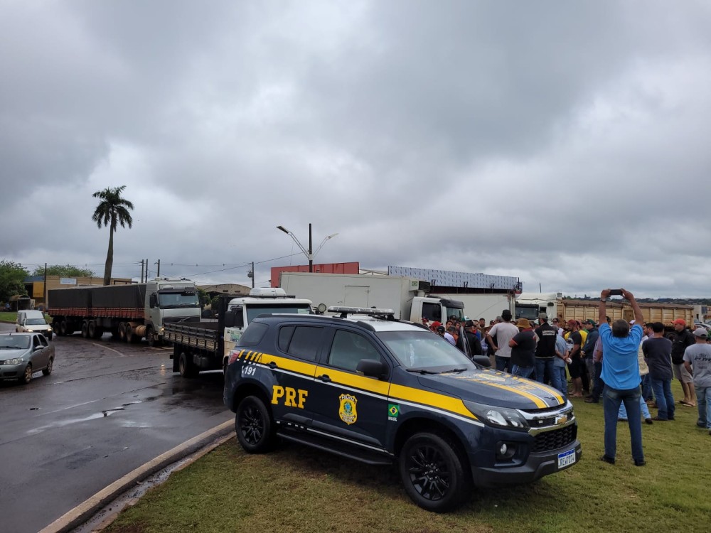 Manifestantes ‘fecham’ a BR-163 com a 463 em Dourados; rodovia dá acesso a Ponta Porã