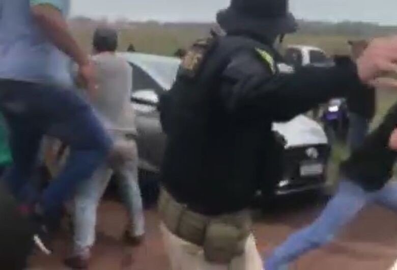 VÍDEO: Homem é preso ao tentar ‘furar’ bloqueio e disparar arma em protesto