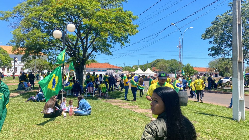 Manifestantes se concentram em frente ao quartel de Ponta Porã nesta quinta-feira