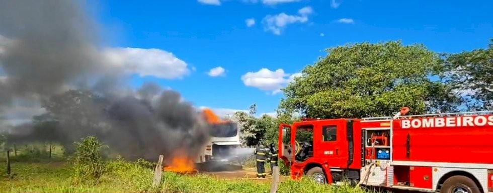 <strong>Ônibus pega fogo em estrada de Fátima do Sul; Bombeiros tentam apagar as chamas</strong>