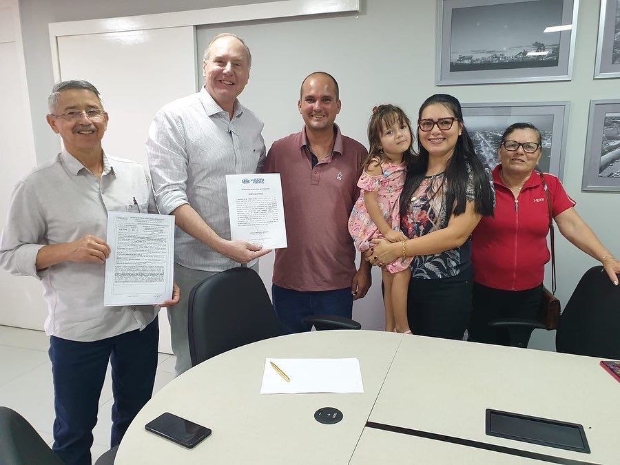 Prefeitura entrega documentos de casa sorteada no IPTU