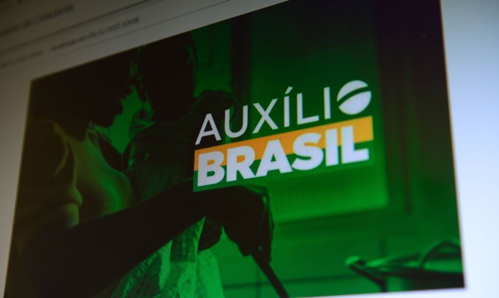 Beneficiários do Auxílio Brasil podem sacar hoje parcela de novembro