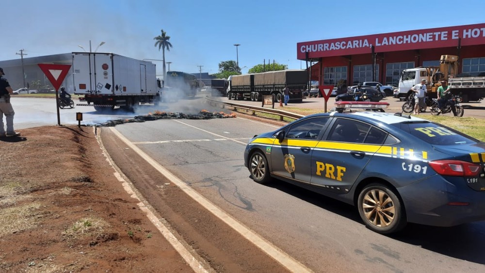 Corpo de Bombeiros e PRF são acionados para controlar incêndio na BR-463
