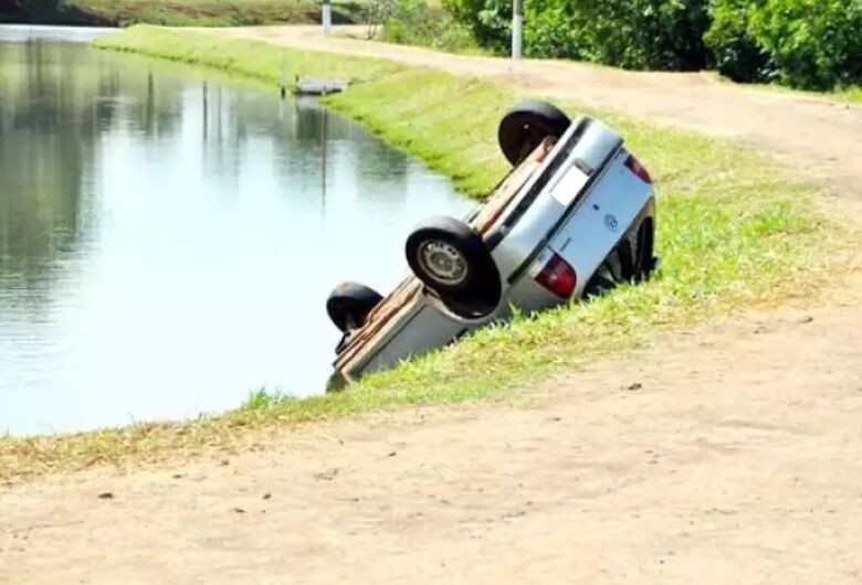 <strong>Motorista morre após tombar veículo em represa</strong>