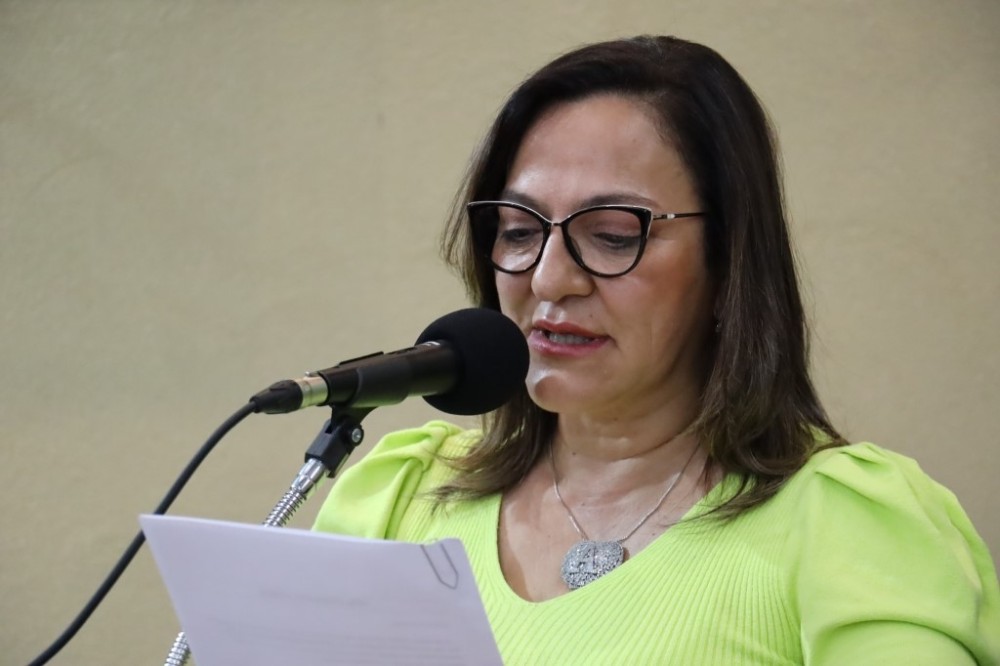Anny Espínola pede recapeamento asfáltico e parque infantil em unidade de saúde