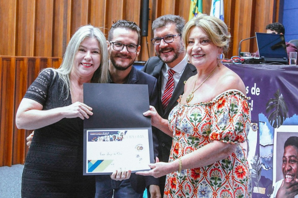 Coordenadora de Psicologia da Unigran recebe homenagem da Assembleia Legislativa