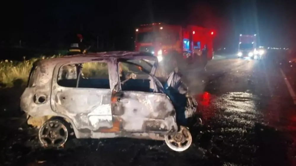 Homem morre carbonizado ao colidir Uno contra carreta na MS-134