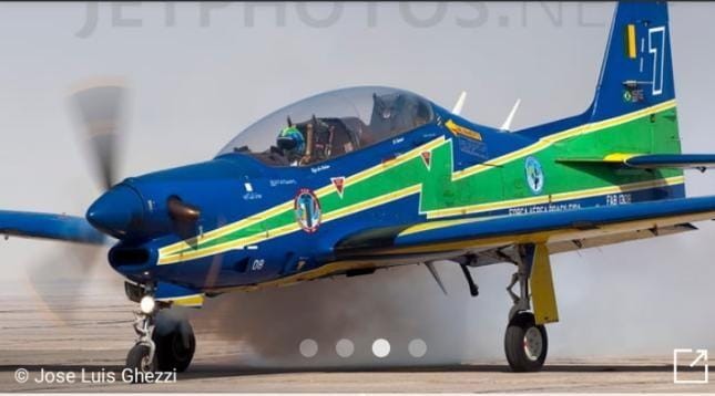 Avião da “Esquadrilha da Fumaça” faz voos na região de fronteira