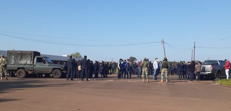 Protesto na fronteira reúne centenas de pessoas