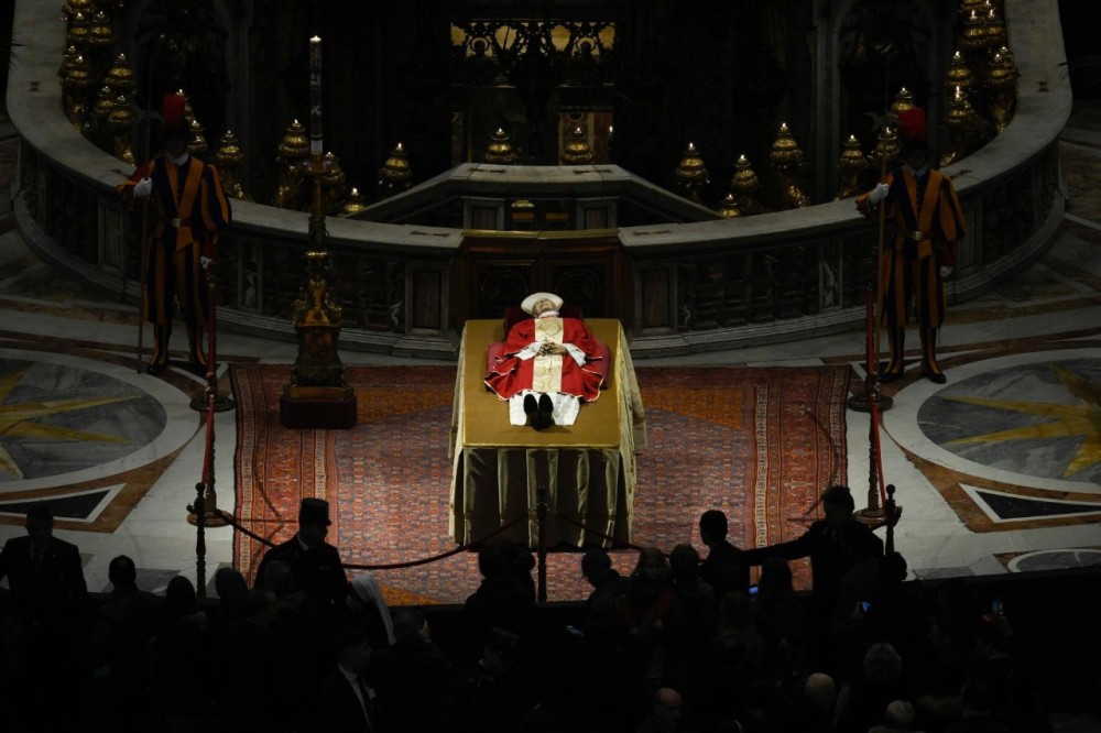 Fiéis prestam homenagem ao papa emérito Bento XVI em velório no Vaticano