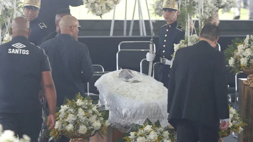 Após fim do velório, corpo de Pelé sai em cortejo por ruas de Santos