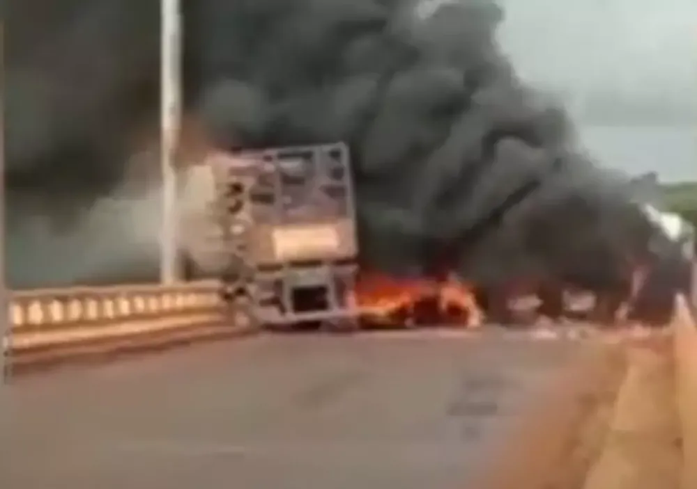 VÍDEO: Explosão após acidente entre carretas mata 2 motoristas