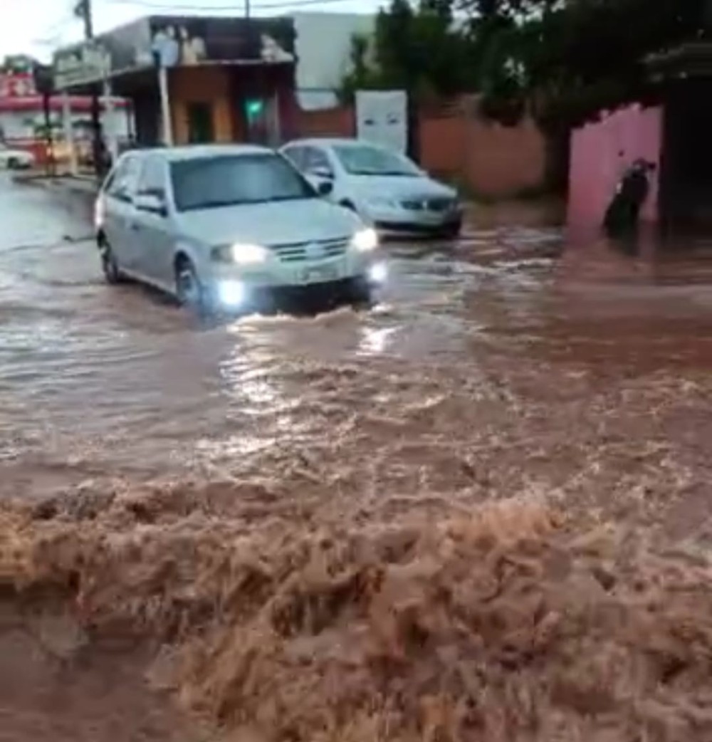 Temporal e alagamento assustam moradores em Ponta Porã