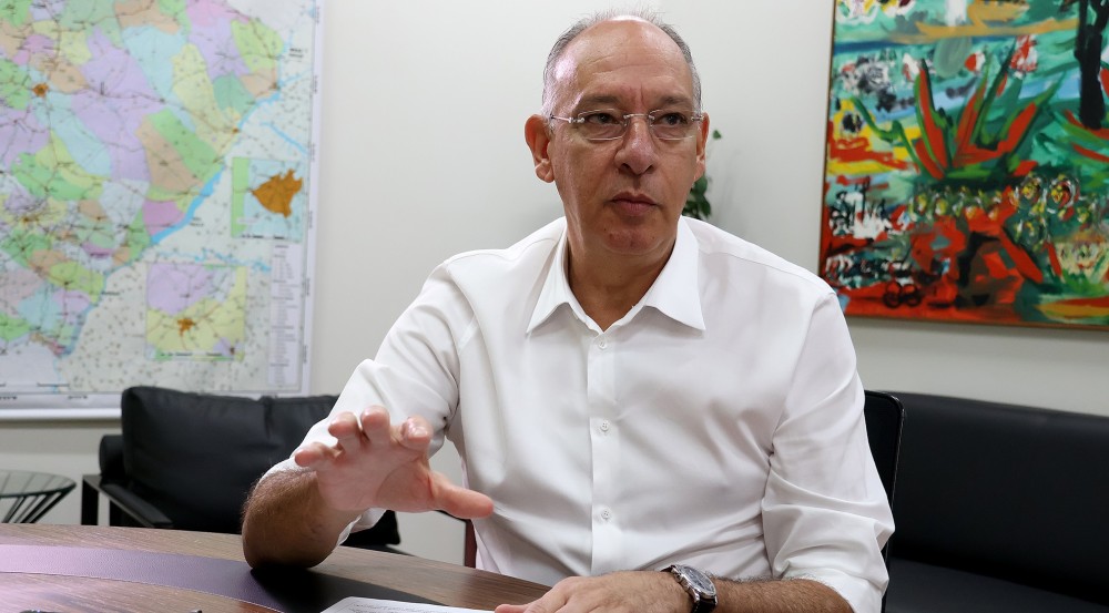 <strong>Secretário Hélio Peluffo afirma que sua missão</strong> <strong>é levar grandes obras aos 79 municípios de MS</strong>
