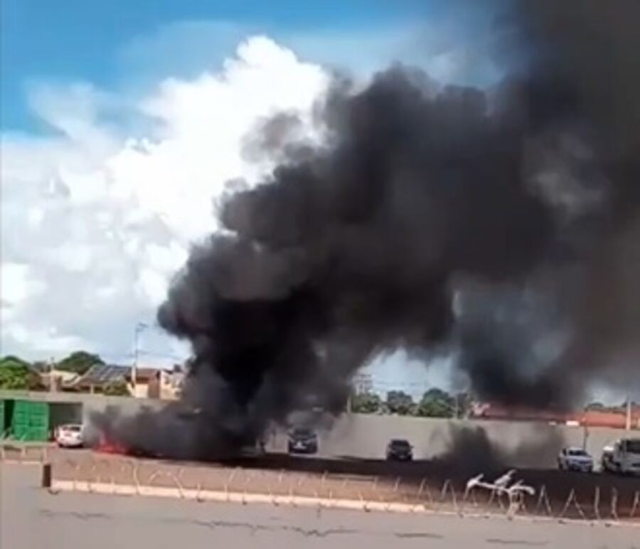 Veículos apreendidos pegam fogo no pátio do DOF em Dourados