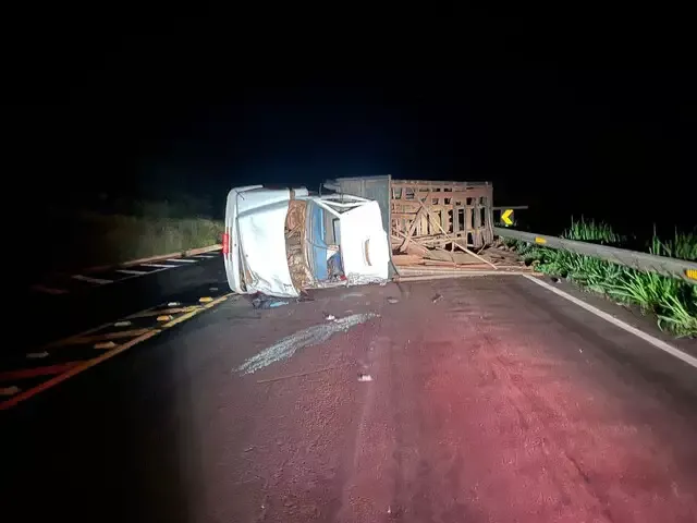 <strong>Caminhão com eucalipto tomba e 2 são socorridos em estado grave</strong>