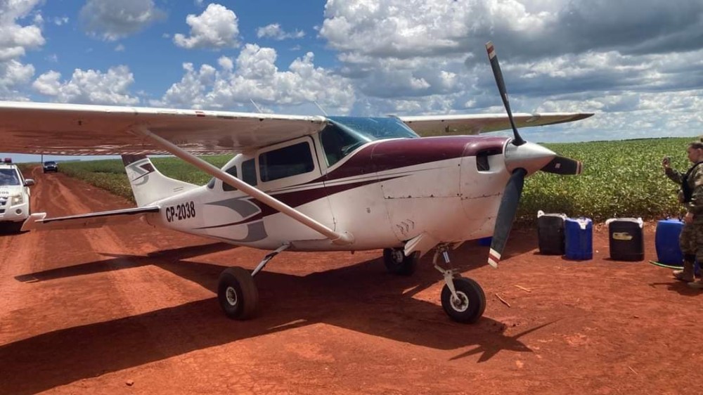 Boliviano e peruano são presos com avião lotado de cocaína