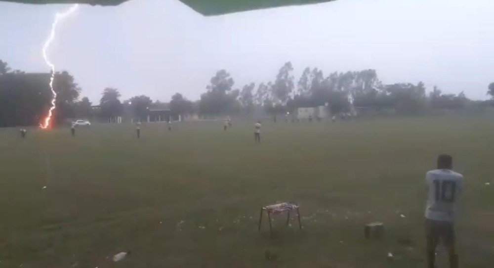 Raio cai em campo de futebol e assusta jogadores; veja o vídeo